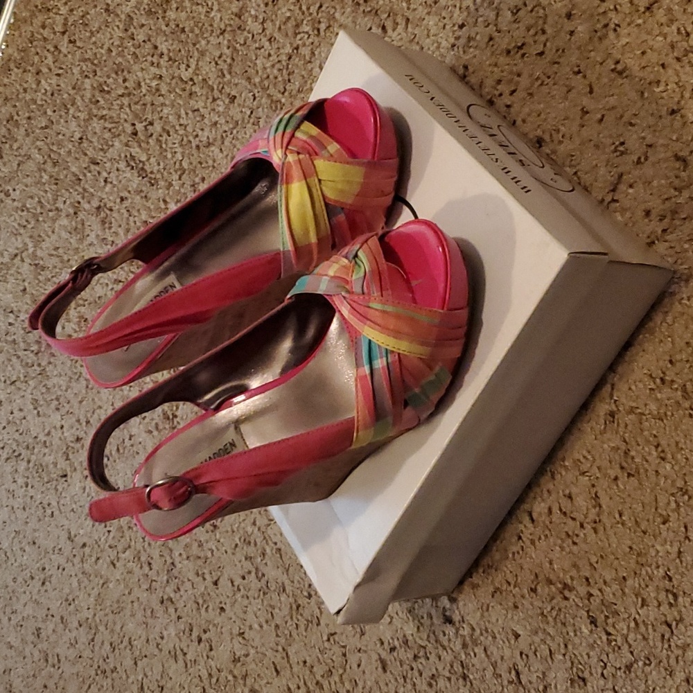 Size 7 Steve Madden pink plaid fabric wedges